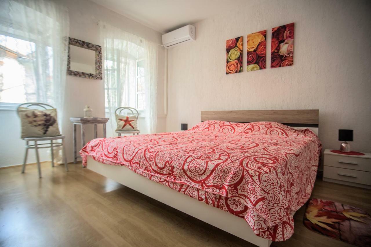 Apartment Dolores Cres Bagian luar foto